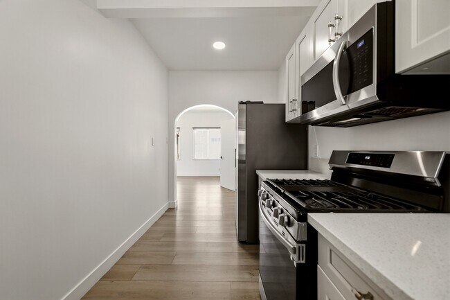 Building Photo - 1524 N Sycamore St