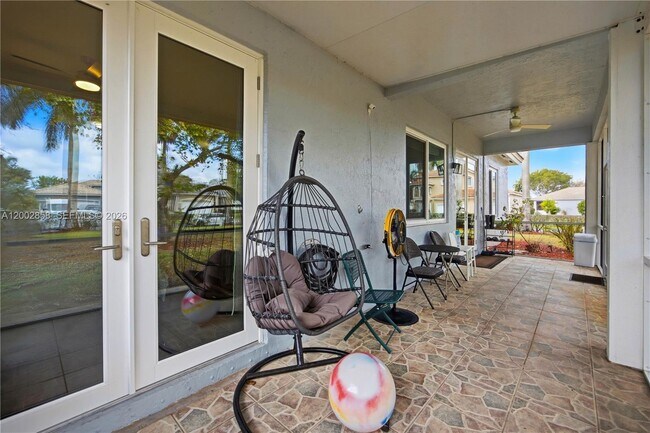 Building Photo - 2615 SE 5th Ct