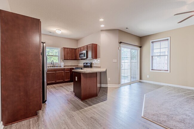 Building Photo - Townhome For Rent!