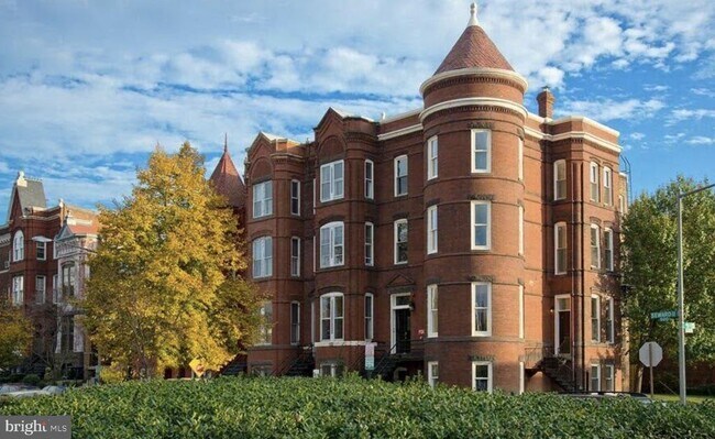 Building Photo - 501 Seward Square SE