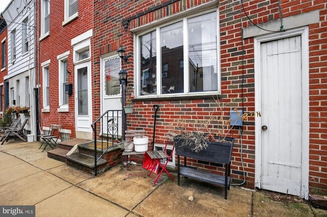 Building Photo - 416 E Flora St