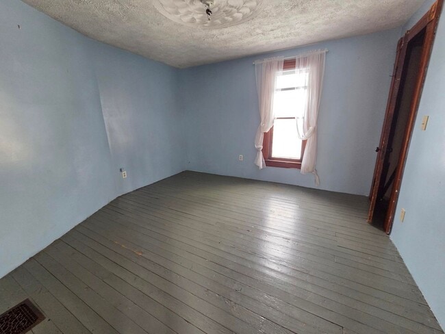 Building Photo - 2 bedroom 1 bath single family home