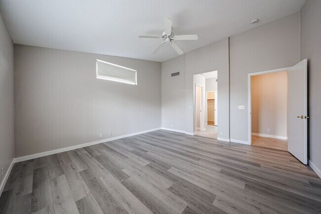 Building Photo - Welcome to this Charming 3 BEDROOM , 2 BAT...