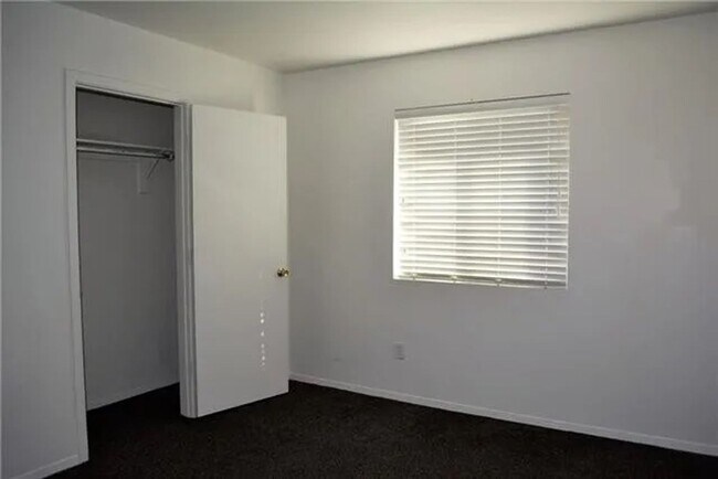 Building Photo - 3 Bedroom 2 bath home!