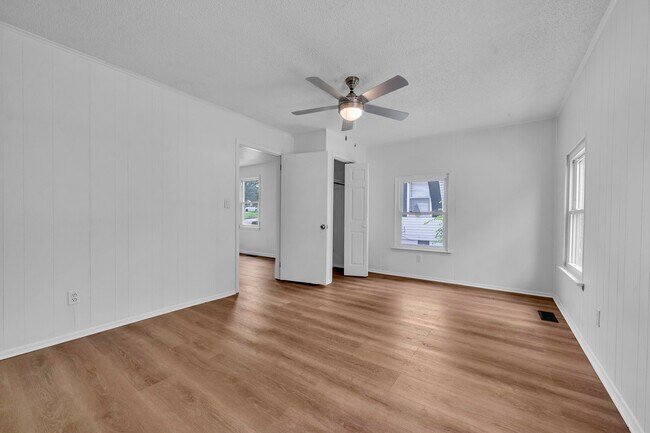 Building Photo - 208 17th Ave SW