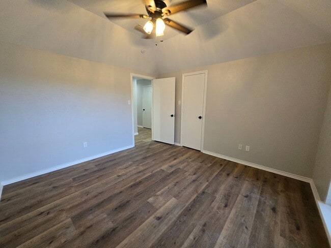 Building Photo - Stunning 4-bd 2.5 bath