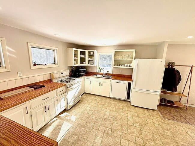 Building Photo - Bright & Airy Home Near Brettun’s Pond – Scenic Views & Modern Comfort