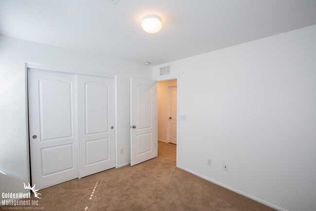 Building Photo - Charming 3Bdm 2.5Ba Home Nestled in a Gate...