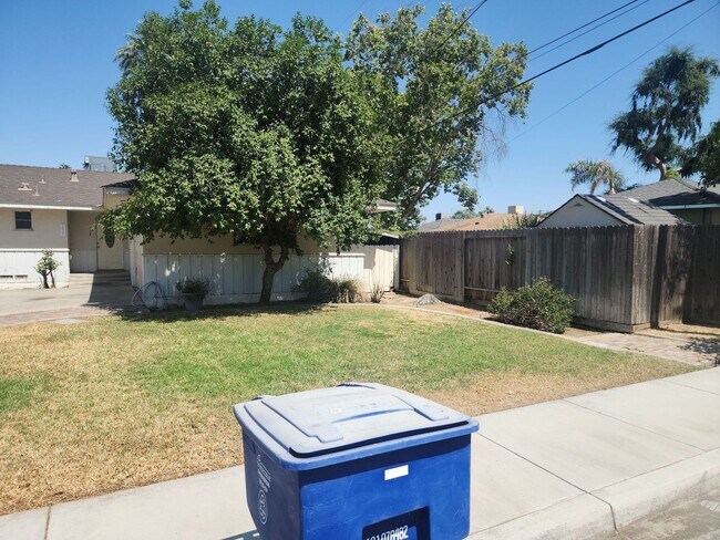 Building Photo - Charming property in Bakersfield – Minutes...