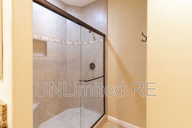 Building Photo - 425 E Woodland Dr