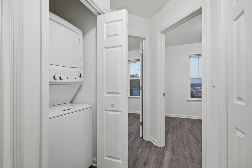 Building Photo - 1250 E 7th St