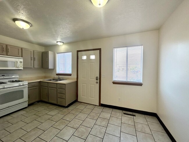 Building Photo - Two Bedroom Home in Southwest Grand Rapids