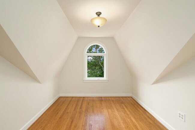 Building Photo - 3bd/2ba Seattle Home