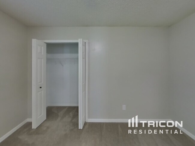 Building Photo - 8808 Mountain Lake Dr S