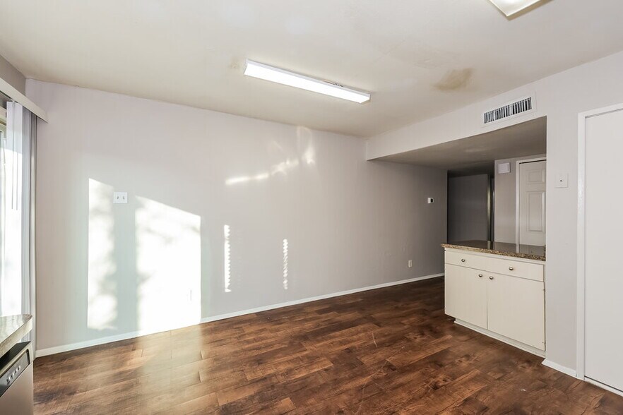 Building Photo - 3214 Greentree Dr