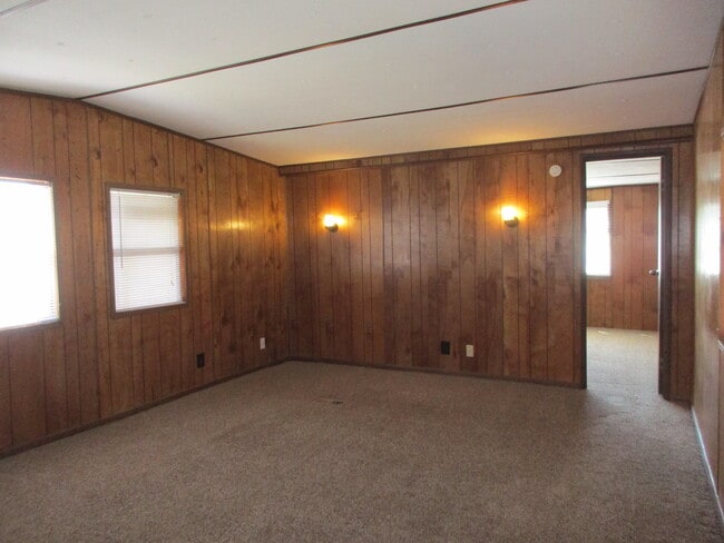 Building Photo - 2 bedroom 1.5 bath with Covered Deck and C...