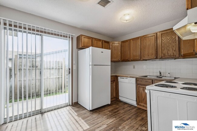 Building Photo - 3 bedroom 2 bath duplex - Derby Schools