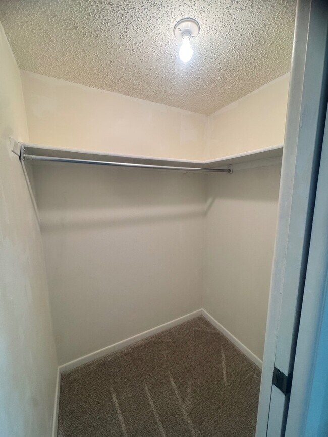 Building Photo - 3607 Edgewater Dr