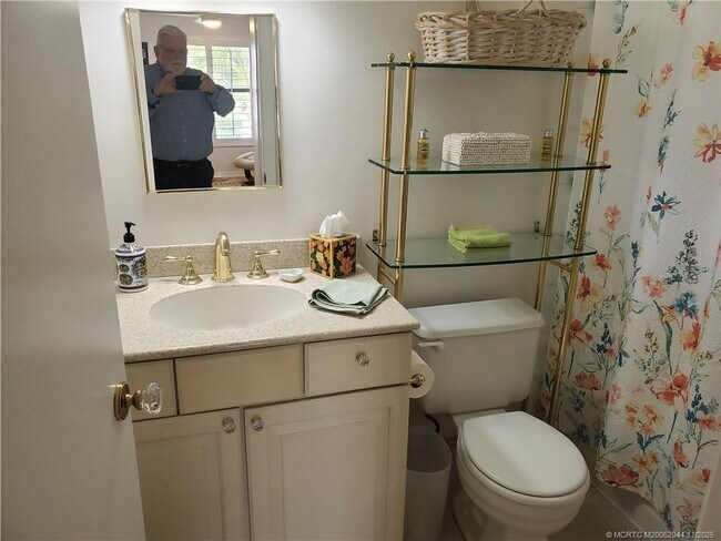 Building Photo - 590 NE Lima Vias