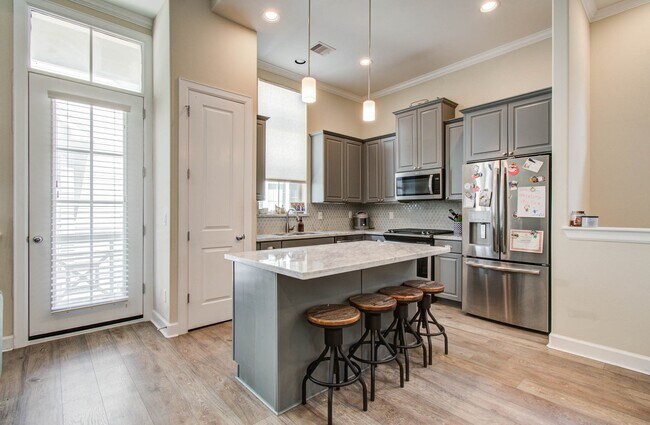 Building Photo - 2115 Naomi St