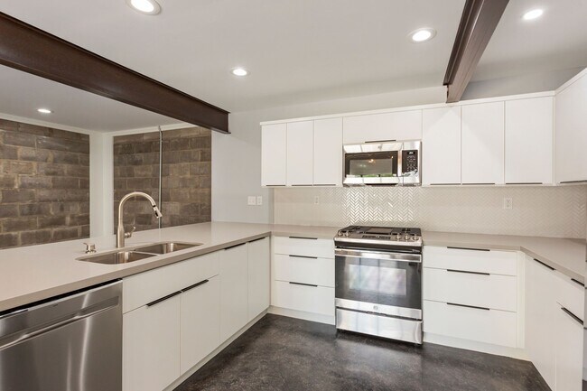 Building Photo - 2005 Portsmouth St