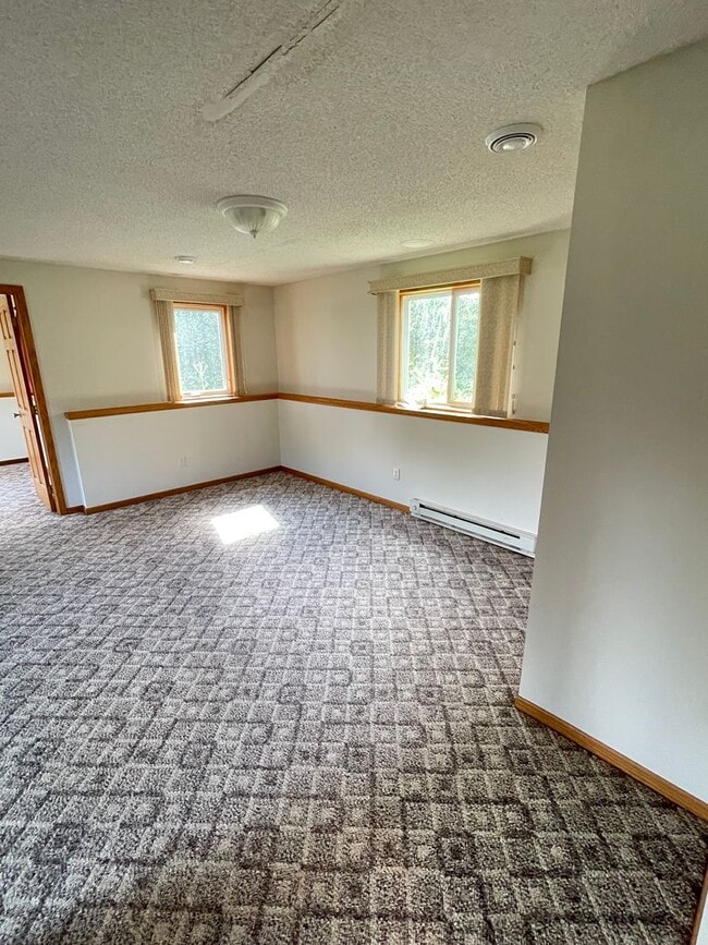 Building Photo - AVAILABLE NOW - 4 Bed, 3.5 Bath Home in He...