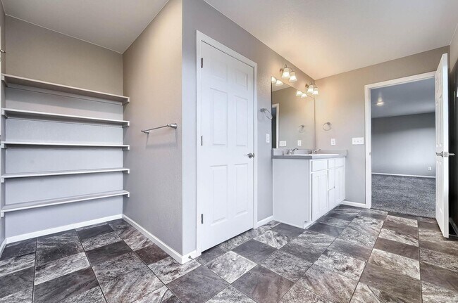 Building Photo - Gorgeous 4 bed, 3 bath, loft and an office!