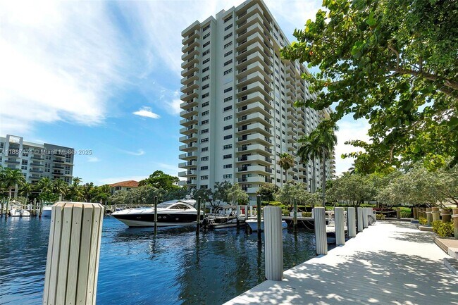 Building Photo - 3200 Port Royale Dr N
