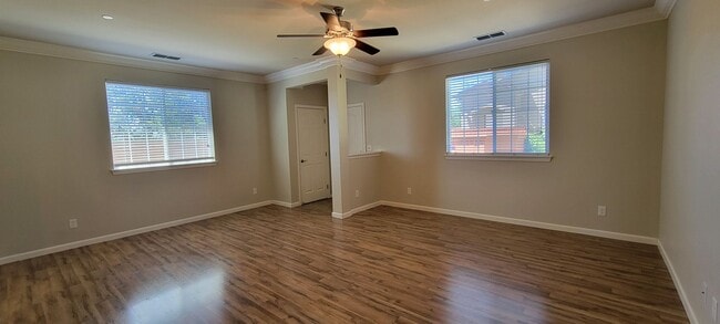 Building Photo - End Unit Condo In Highland Park Subdivision