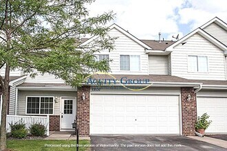 Building Photo - 3BR, 2 1/2 BA Townhome