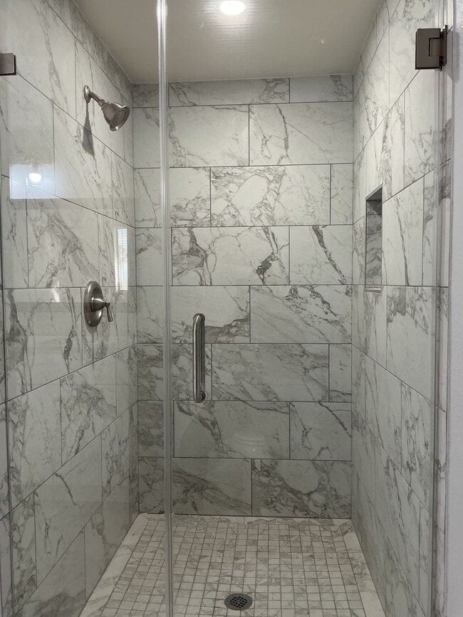 Building Photo - Los Caballeros #001