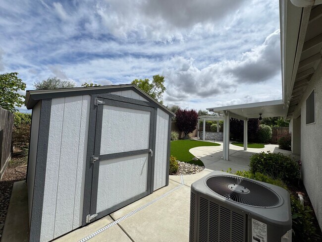 Building Photo - 493 Crescent Ln