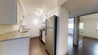 Building Photo - 404 E 9th St