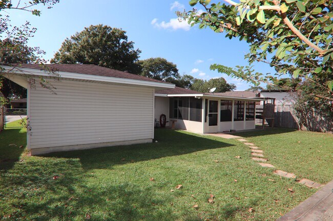 Building Photo - 3107 Moor Dr
