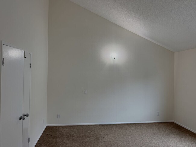 Building Photo - 2 + 2.5 Santa Monica Condo townhouse