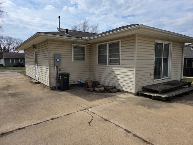 Building Photo - Well-Maintained 3BR Home – Garage + Washer/Dryer, dishwasher Included