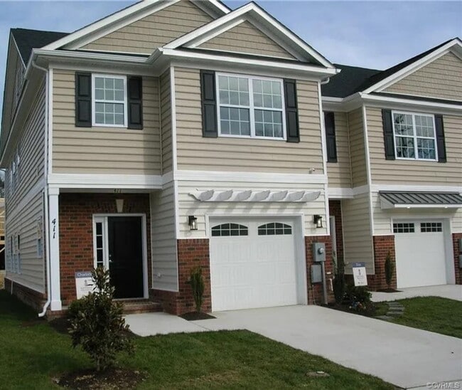 Building Photo - Beautiful model home end unit