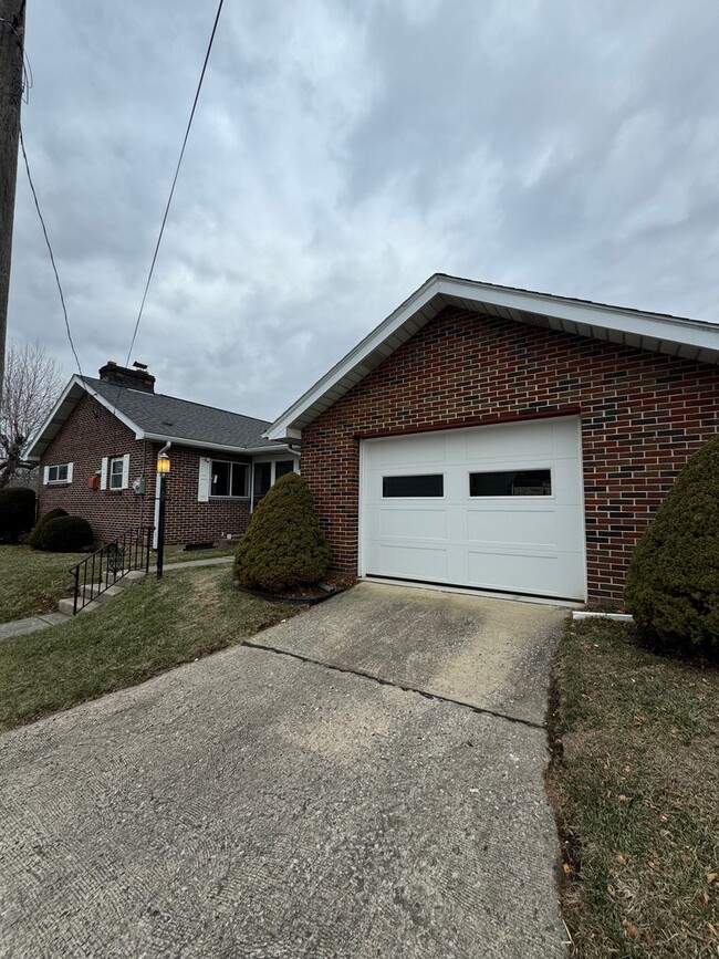 Building Photo - THREE BEDROOM RANCH in Northampton Schools