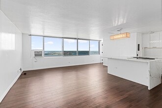 Building Photo - Beautifully Renovated 2 bedroom Penthouse ...