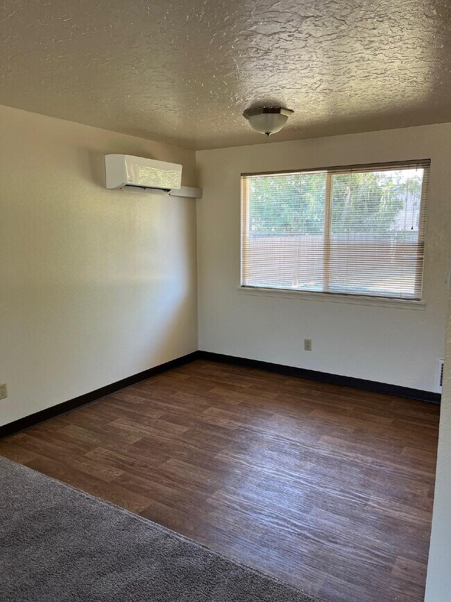 Building Photo - 2 Bedroom Duplex