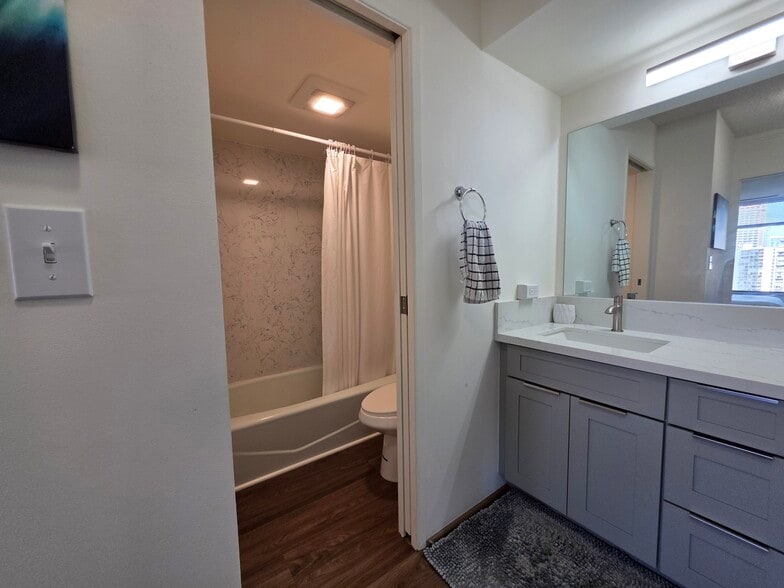 Building Photo - 411 Hobron Ln