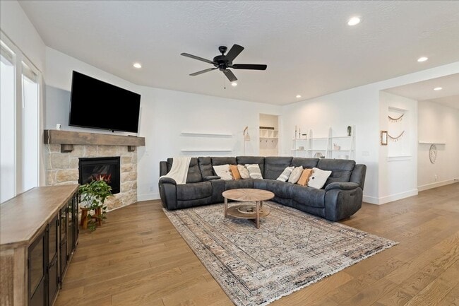 Building Photo - 5 Bed 3 bath Golf Course Neighborhood