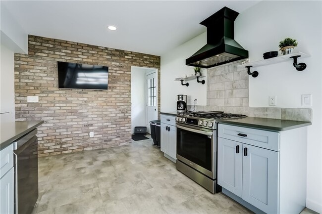 Building Photo - 20 Meadow View Dr