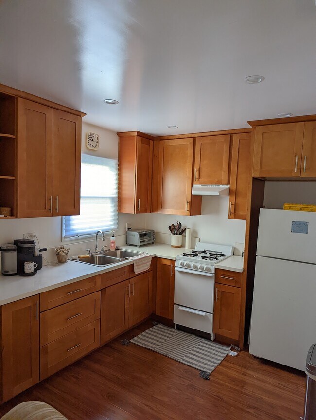 kitchen - 5141 Clinton St