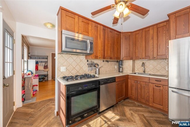 Building Photo - 16-15 Well Dr