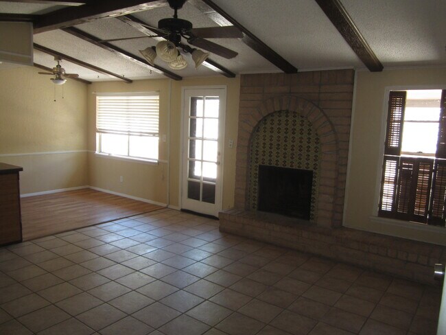 Building Photo - 6717 Southwind Dr