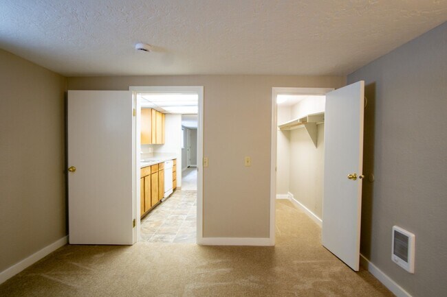 Building Photo - Great NW Location: Spacious 1 Bedroom Ready Now!