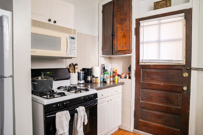 Building Photo - Ravenswood - 1 Bedroom / 1 Bath - Heat Inc...