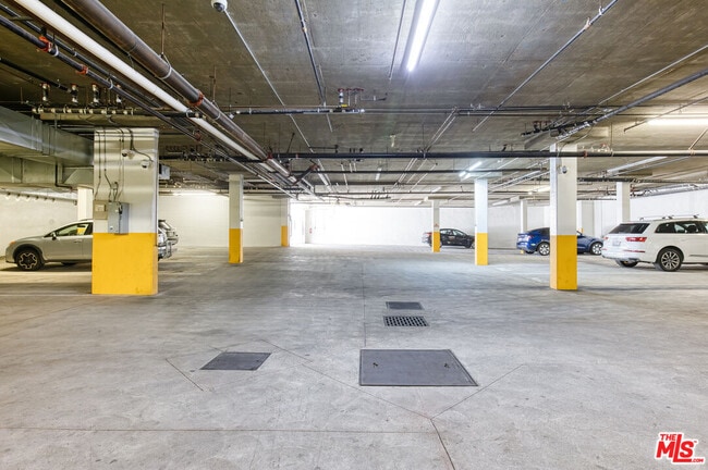 Building Photo - 401 N Serrano Ave