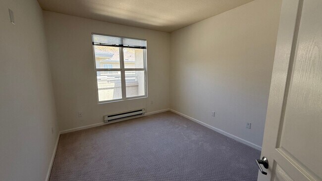 Building Photo - Epic REA - Top floor, Sweeping Views, 3 BR...